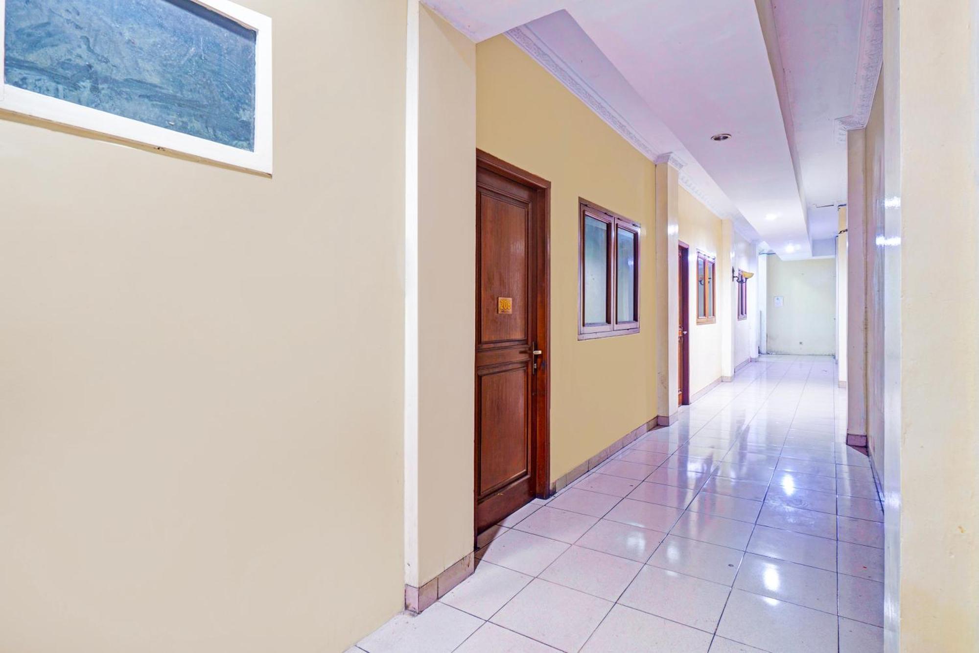 Hotel Collection O Tanah Abang Near Stasiun Tanah Abang Formerly Bimo Slipi 4*